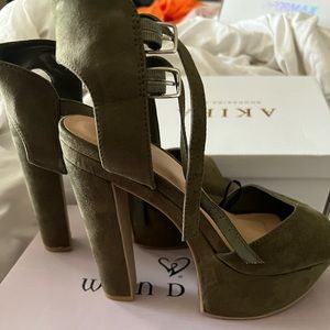 Cute open toe olive green feels great for summer.
